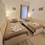 Majoros Garden Apartment *